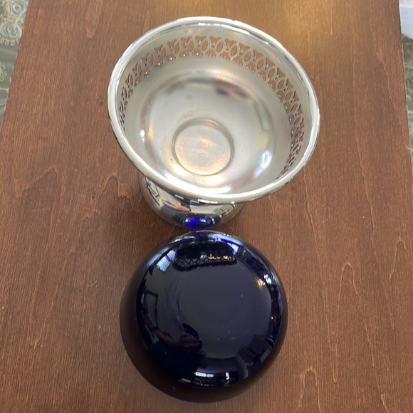 Beautiful silver pedestal bowl with colbalt blue glass insert. - Picture 7 of 10